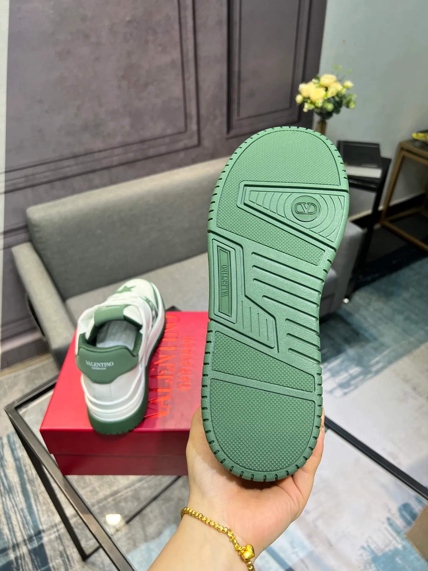 Men's Men's Shoes 💰660 Valentino 2023 early autumn new star shoes are now online! Wang Hedi and Ren Jialun have been worn by many celebrities. Who can refuse the same couple shoes as Wang Hedi! The design of Stars Stab My Heart is cool and spicy. The material of the shoes is cowhide, and every color is beautiful! Size 35-40, men’s size 39-44 (women’s 41, men’s 38, 45🉑️customized)
